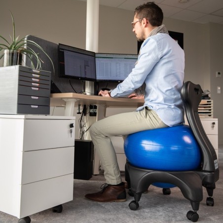 Stéphane assis sur la Tonic Chair Originale Bleue