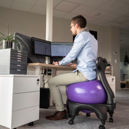 Stéphane assis sur la Tonic Chair Originale Violette