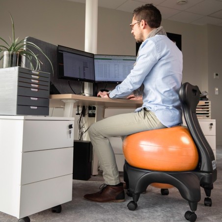 Stéphane assis sur la Tonic Chair Originale Orange