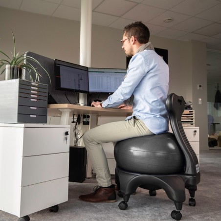 Stéphane assis sur la Tonic Chair Originale Noire