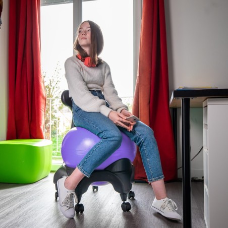 Adolescente assise sur la Tonic Chair Originale Violette