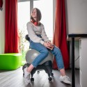 Adolescente assise sur la Tonic Chair Originale Grise