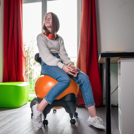 Adolescente assise sur la Tonic Chair Originale Orange