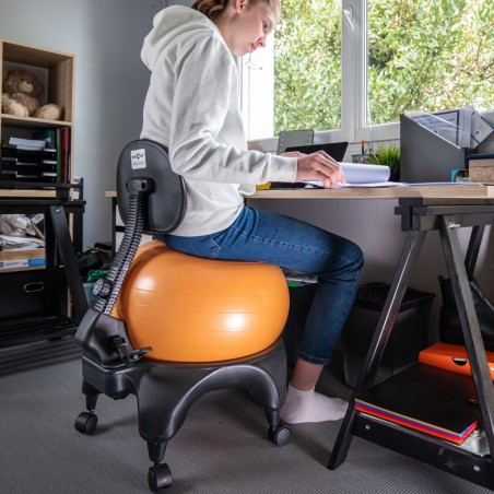 Adolescente assise sur la Tonic Chair Confort Orange