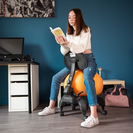 Jeune fille entrain de lire sur la Tonic Chair® Confort Orange