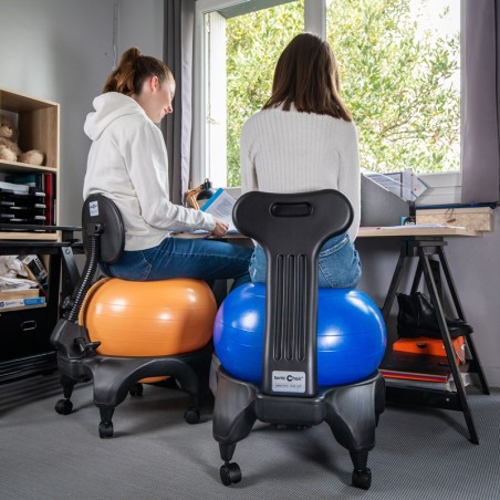 Deux filles entrain d'étudier assisent sur la Tonic Chair Originale Bleue